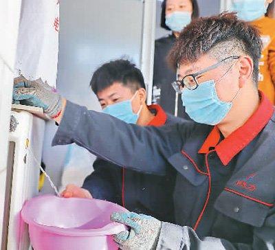 11月2日,河北省秦皇岛市热力公司河东分公司工人正在社区维护供暖